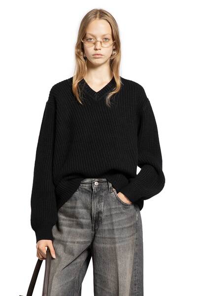  Angled Rib V-neck 