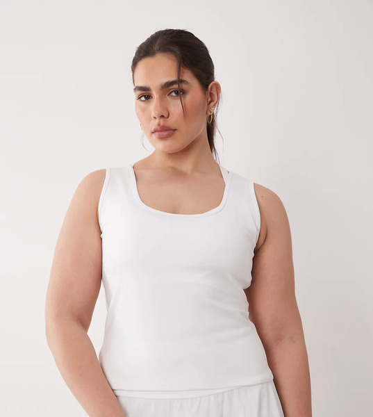  4505 Curve Icon Active Slightly Cropped Vest In White 