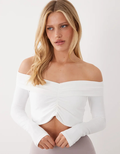  4505 Plush Handle Ruched Front Long Sleeve Top In White 