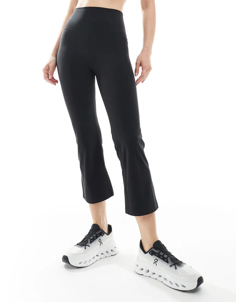  Agon Capri Leggings In Black 