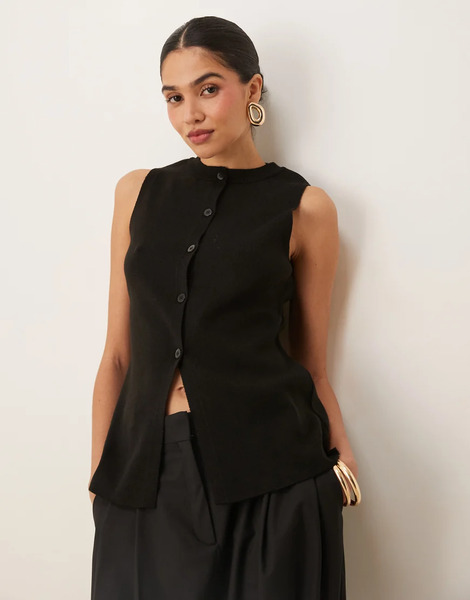  Asos Design Knitted Structured Crew Neck Waistcoat With Front Split In Black 