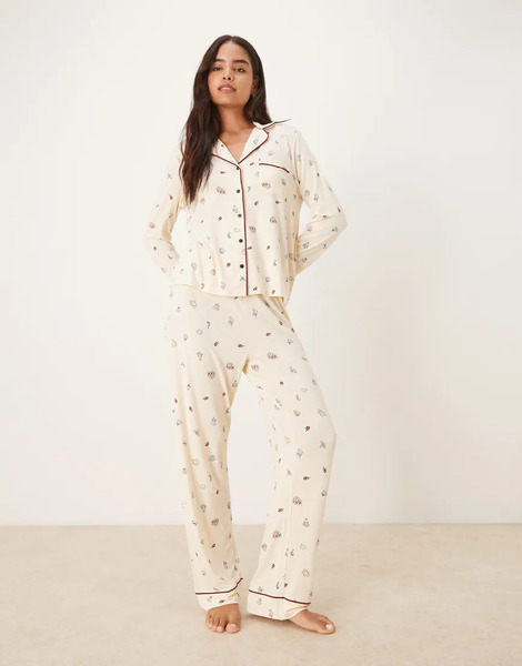  Asos Design Super Soft Long Sleeve Shirt & Trouser Pyjama Set With Contrast Piping In Cream Christmas Print White 