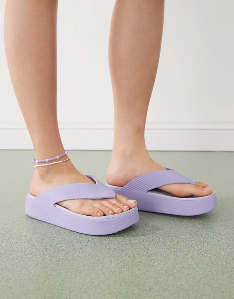  Crocs Getaway Platform Flip Flops In Purple 