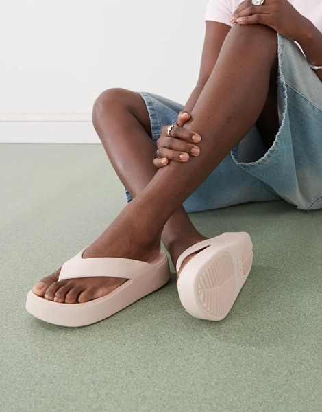  Crocs Getaway Platform Flip Flops In Quartz Pink 