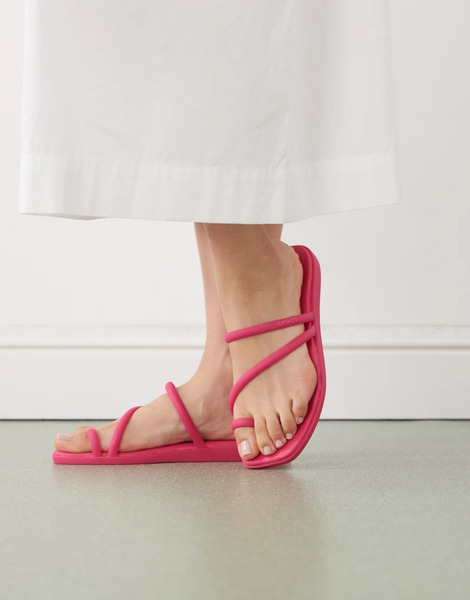  Crocs Miami Toe Loop Sandal In Pink 