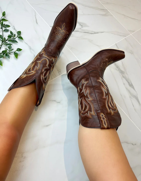 Dia Studios Cowboy Boots In Brown 