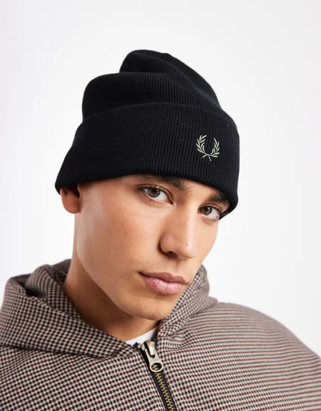  Fred Perry Classic Logo Beanie In Black 