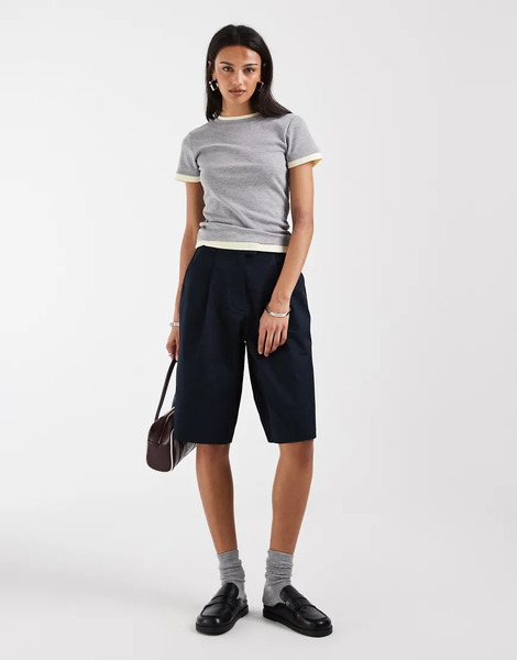  Fred Perry Pleated Bermuda Shorts In Navy 