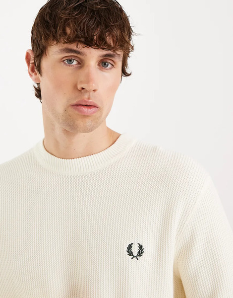  Fred Perry Textured Knit Logo Jumper In Ecru Neutral 