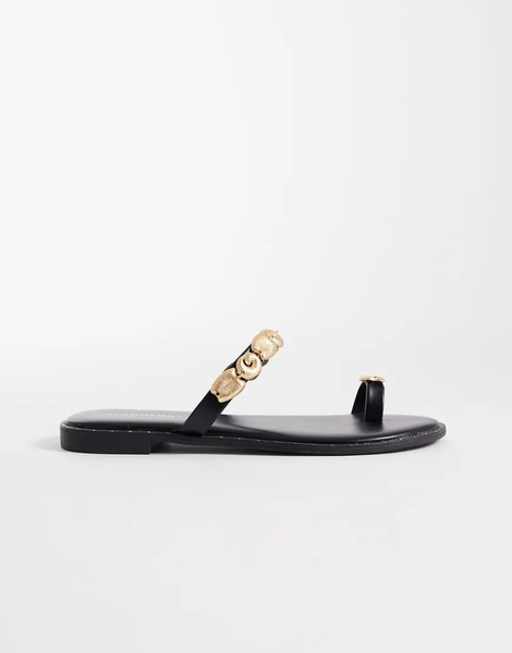  Glamorous Flat Sandals With Gold Shells In Black 