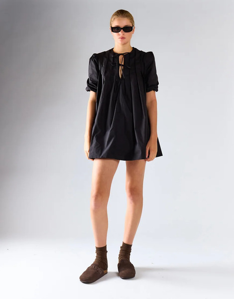  Glamorous Pleated Mini Dress In Black 