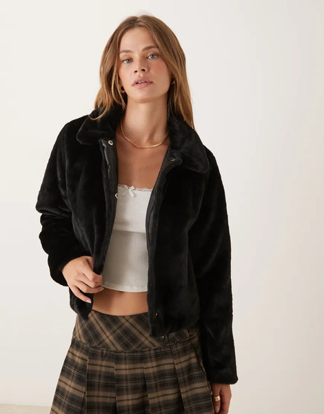  Jdy Cropped Collared Faux Fur Jacket In Black 