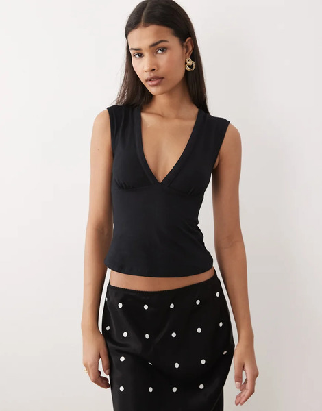  Motel Emberly Plunge Top In Black 