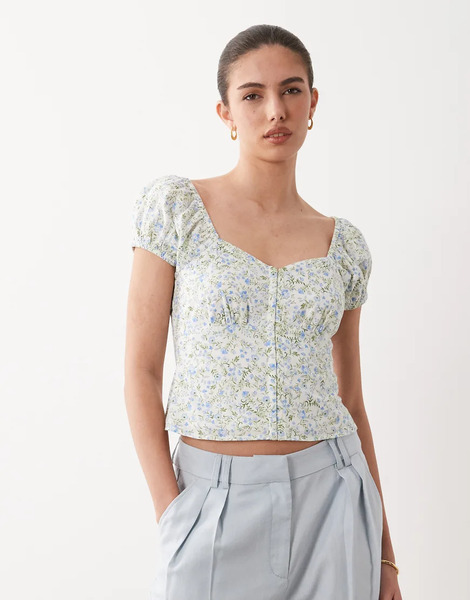  Nobody's Child Bute Linen Blend Sweetheart Neck Shirred Back Puff Sleeve Top In Cream And Blue Floral White 