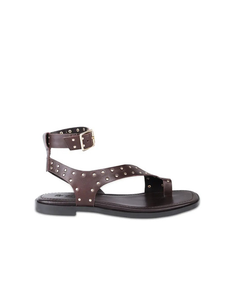  Off The Hook Quinn Leather Studded Toe Loop Flat Sandals In Brown 