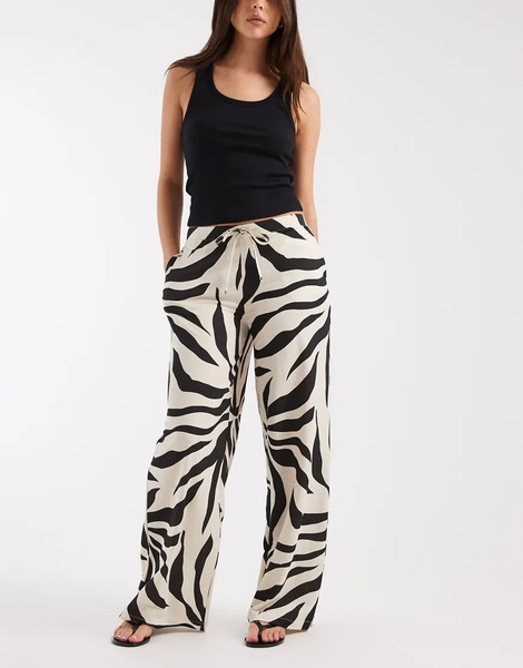  Only Wide Leg Pull On Trouser In Black Floral 