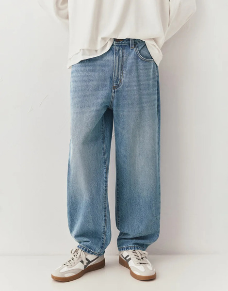  Pull & Bear Baggy Jeans In Medium Blue 