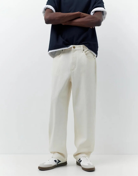  Pull & Bear Baggy Jeans In White 