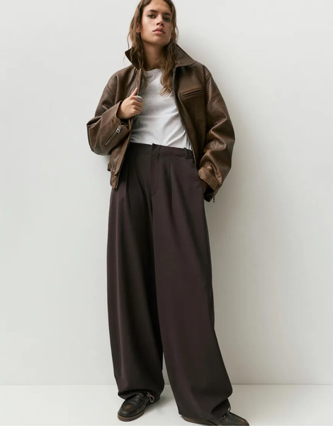  Pull & Bear Barrel Fit Darted Trousers In Brown 