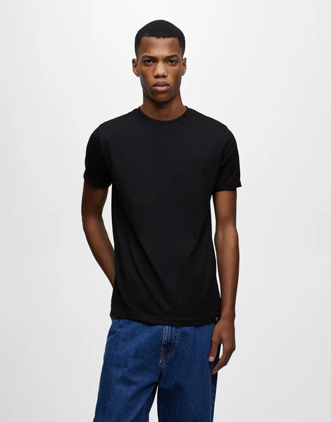  Pull & Bear Basic Muscle Fit T Shirt In Black 