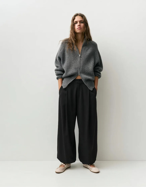  Pull & Bear Darted Balloon Trousers In Black 