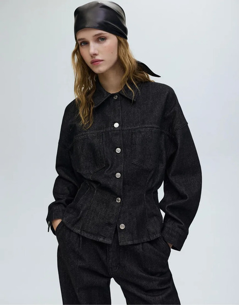  Pull & Bear Fitted Denim Shirt With Pleats In Black 