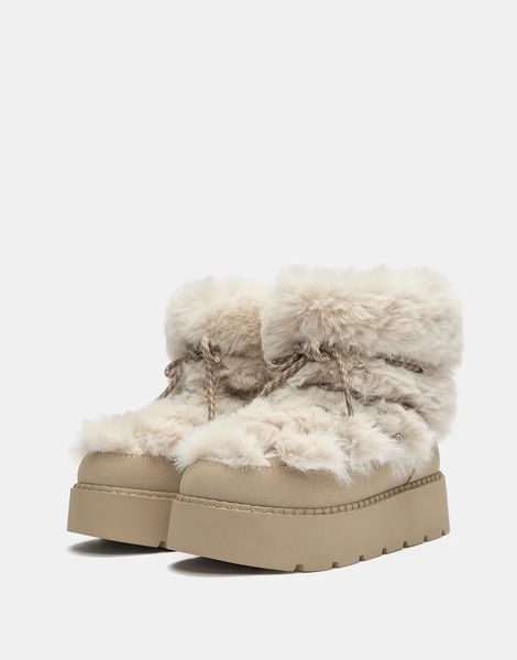  Pull & Bear Flat Faux Fur Ankle Boots In Ecru White 