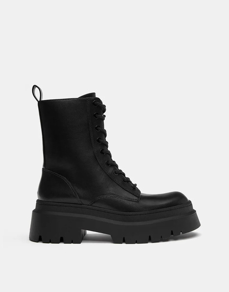  Pull & Bear Lace Up Flat Ankle Boots In Black 