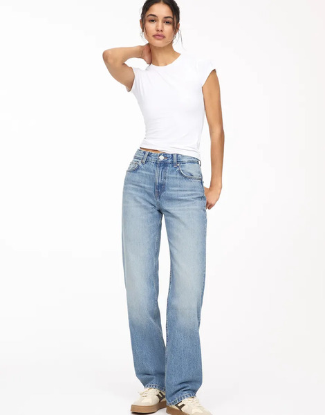  Pull & Bear Mid Waist Straight Leg Jeans In Medium Blue 
