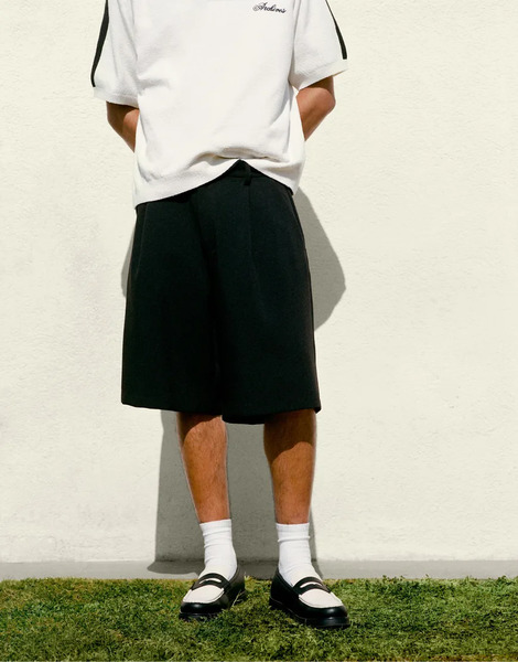  Pull & Bear Smart Bermuda Shorts With Pleats In Black 