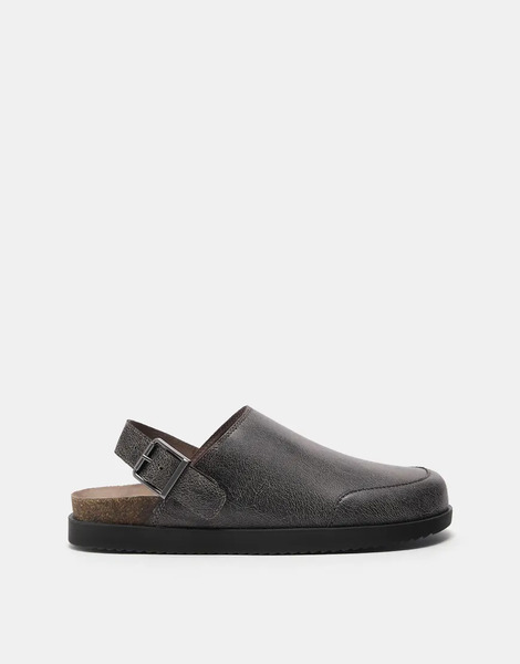  Pull & Bear Stwd Distressed Clogs In Brown 