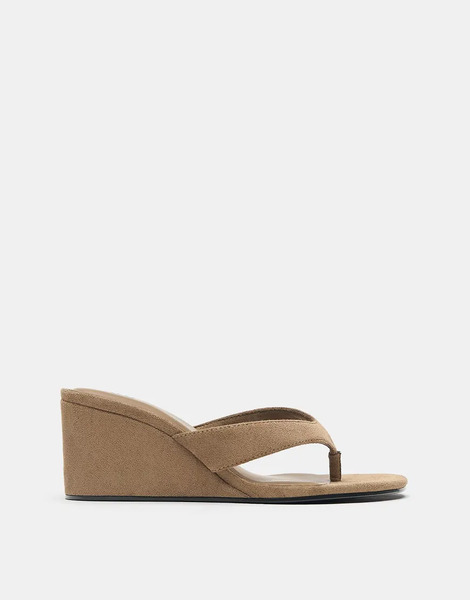 Pull & Bear Toe Thong Wedge Sandals In Sand Multi 