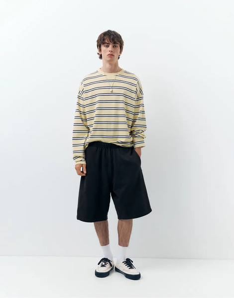  Pull & Bear Wide Leg Bermuda Jogger Shorts In Black 