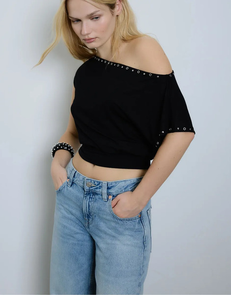  Stradivarius Asymmetric Stud T Shirt In Black 