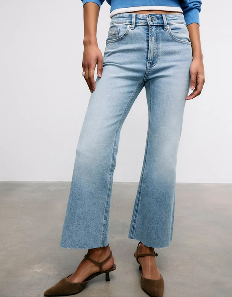  Stradivarius D78 Cropped Flared Jeans In Light Bleach Blue 