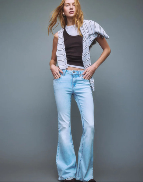  Stradivarius D04 Low Rise Flared Jeans In Medium Light Blue Denim 