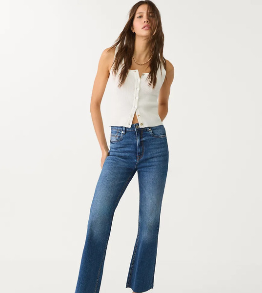  Stradivarius Petite D78 Cropped Flared Jeans In Medium Blue 