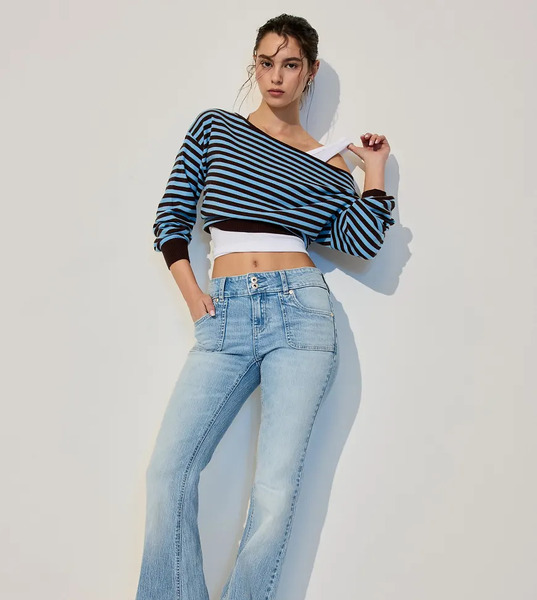  Stradivarius Petite Low Rise Jeans With Seam Pocket In Medium Light Blue Denim 
