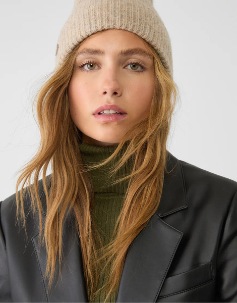 Stradivarius Ribbed Cap With Plate In Beige Neutral 