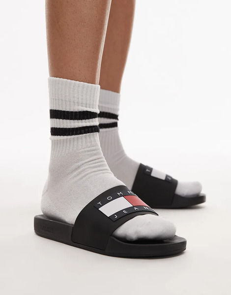  Tommy Jeans Flag Logo Sliders In Black 