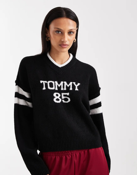  Tommy Jeans Varsity 85 Jumper In Black 