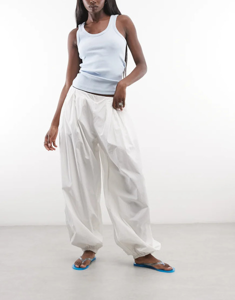  Weekday Pleated Balloon Trousers In White 