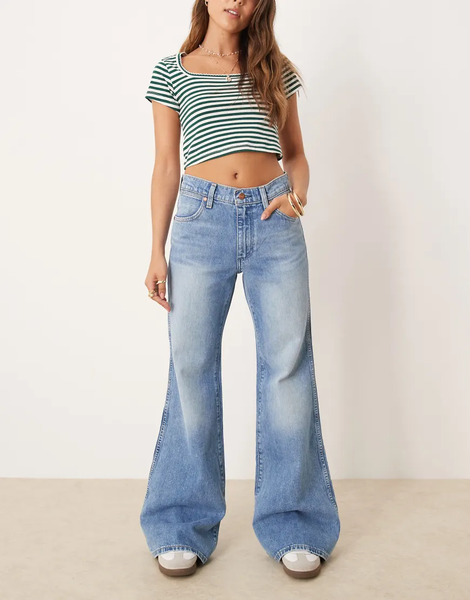  Wrangler 70s Flare Jeans In Washed Light Blue 