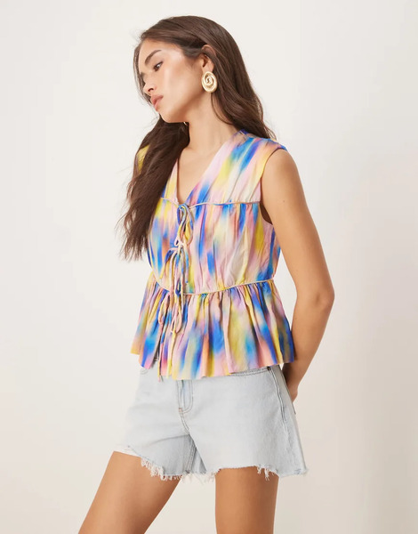  Yas Sleeveless Tie Front Top In Multicolur Smudge Print 