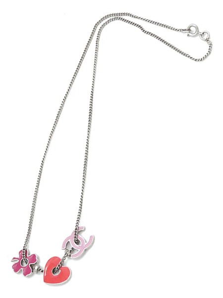  Chanel Pre-owned 2004 Cc Silver Plated Enamel Heart And Clover Charm Pendant Necklace Costume Necklace - Pink 