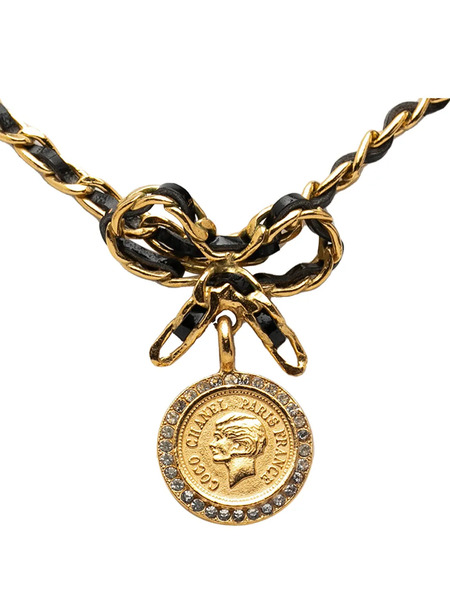  Chanel Pre-owned 1996 Leather And Gold Plated Medallion Bow Pendant Necklace Costume Necklace - Black 