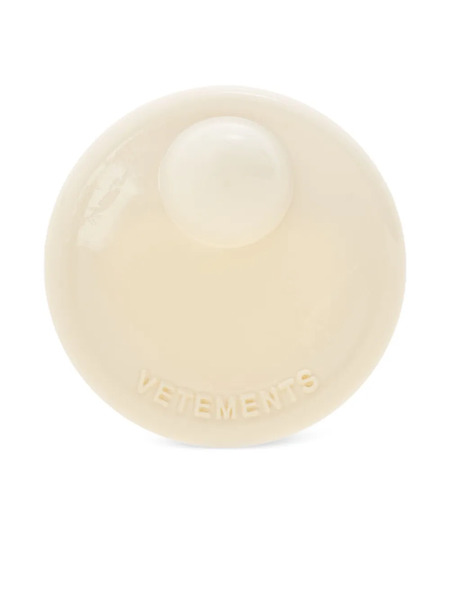  Vetements Embossed-logo Brooch - Neutrals 