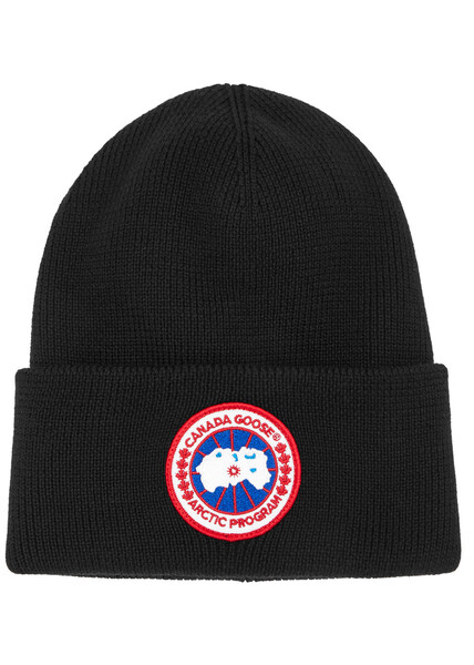  Canada Goose Women's 100% Wool Black Arctic Disc Ribbed Beanie - Designer Plaque At Turn-up Cuff - One Size 
