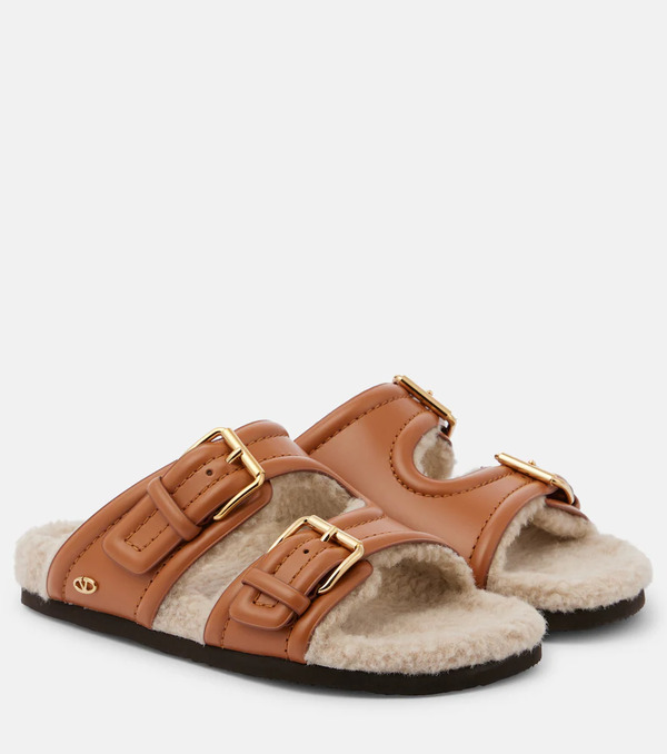  Valentino Garavani Valentino Garavani Fussfriend Shearling-lined Leather Sandals 