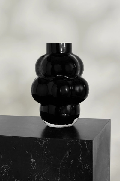  Louise Roe   Balloon 04 Glass Vase   Black 